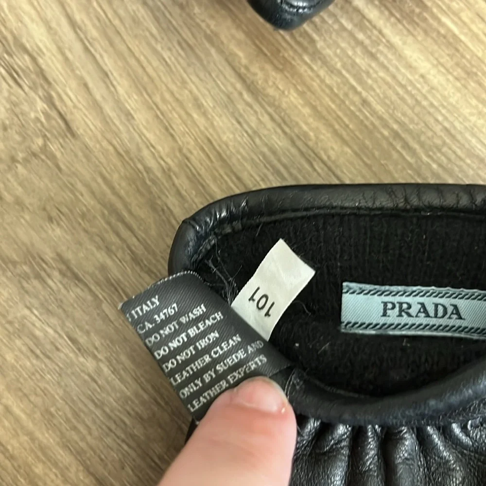 Prada Quilted Engraved Silver Logo Buckle Cashmere Lined 7.5 Gloves - Picture 11 of 12